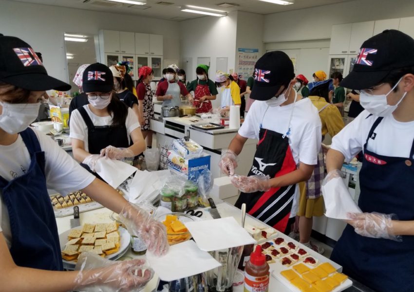 食品調理場 / Busy home economics room