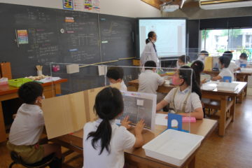 理科室にパーテーションを作りました / Putting up Acrylic Screens in the Science Rooms