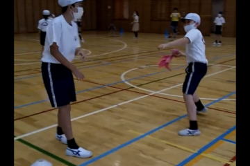 6年生：体育の授業でクリケットをやっています。　Grade 6 students are playing Cricket in P.E. classes.