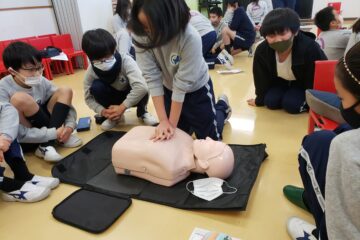 5年生：救命処置の学習　Grade 5: Workshop on Basic Life Saving