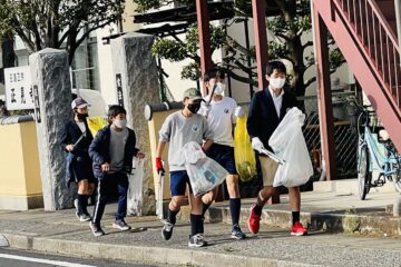 6年生：有志によるゴミ拾い　Grade 6: Volunteer (Cleaning Up Around the School)