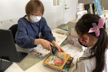 1年生：図書館の利用　Grade 1: Actively using the library.