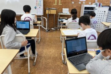 ４年生：１人１台のクロームブック　Grade 4: Started using their own chromebooks.