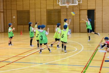 ３年生 体育：ハンドボールゲーム（責任ある行動をとること） Grade 3, PE: Handball Game (Being Responsible)