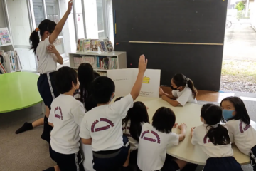 6年生：3年生への読み聞かせ　Grade 6: Reading to 3rd graders