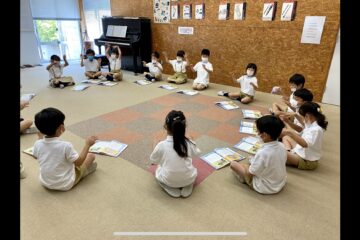 音楽の授業（1年生・４年生）　Music classes (Grades 1 and 4)