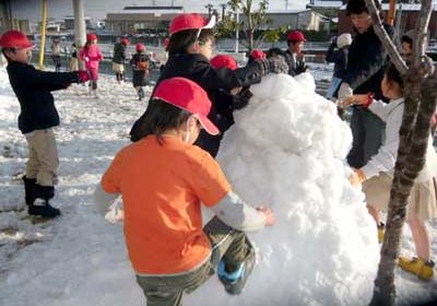 雪が積もったら一目散で外に飛び出し雪遊び