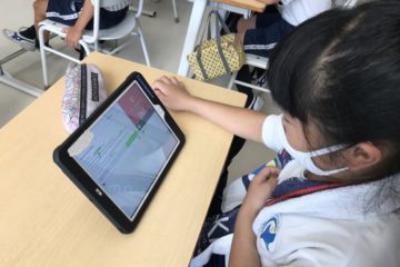 ３年生：読書感想文をSeeSawというアプリで共有しています。 Grade 3: Sharing book reports on the application SeeSaw.