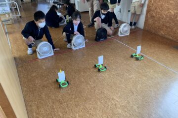 3年生： 風と輪ゴムの力で動く車　Grade 3: Wind and Rubber Band Powered Car Activity