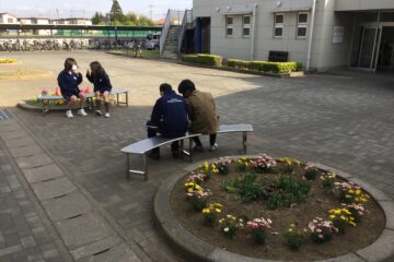 花壇にベンチが設置されました。/Benches have been installed next to the flower beds.