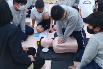 5年生：救命処置の授業　　Grade 5: Learning Basic Life Support ( BLS)