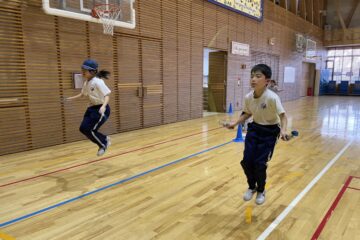3年生：縄跳び大会　Grade 3: Jump Rope Competition