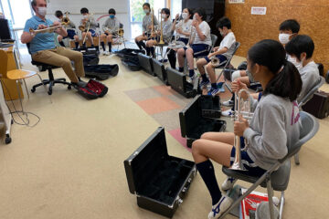 6年生 音楽：それぞれの楽器を受け取りました！　6th Grade Music: Students received their instruments!