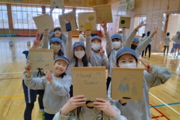 4年生 体育「ハンドテニス」　Grade 4 P.E. “Hand Tennis”