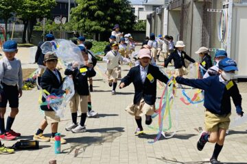 Grade 1 Art: Learning about colors 1年生 図画工作：色についての学習（こいのぼり制作を通して）