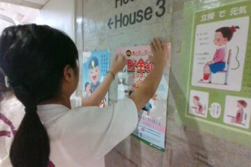 クリエイティブ・メディア委員会による学校周辺へのポスター掲示・Putting up Posters around the school by the Creative Media Committee